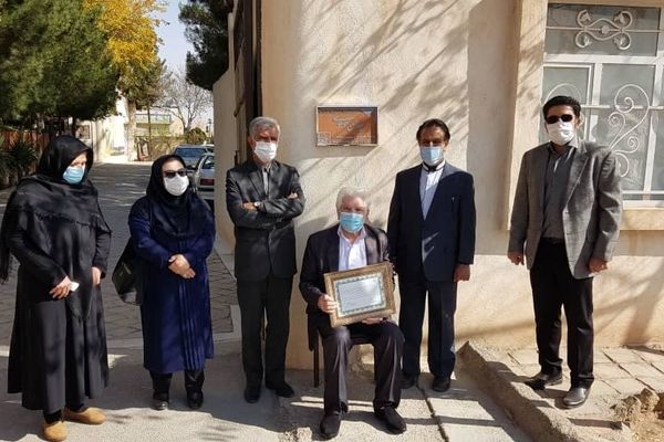 نهمین کاشی ماندگار خراسان رضوی به پیشکسوت مجموعه دار میراث فرهنگی رسید