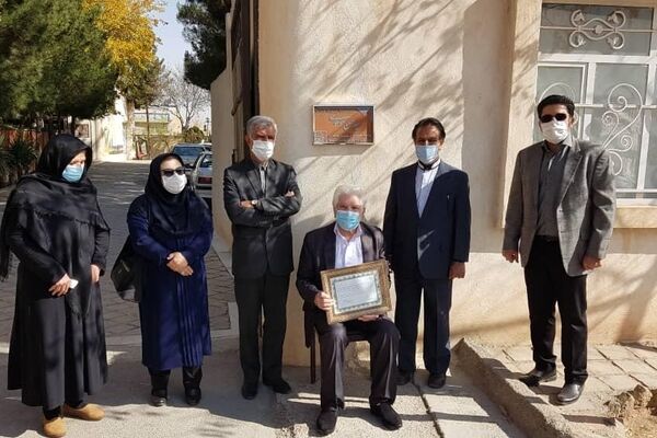 نهمین کاشی ماندگار خراسان رضوی به پیشکسوت مجموعه دار میراث فرهنگی رسید