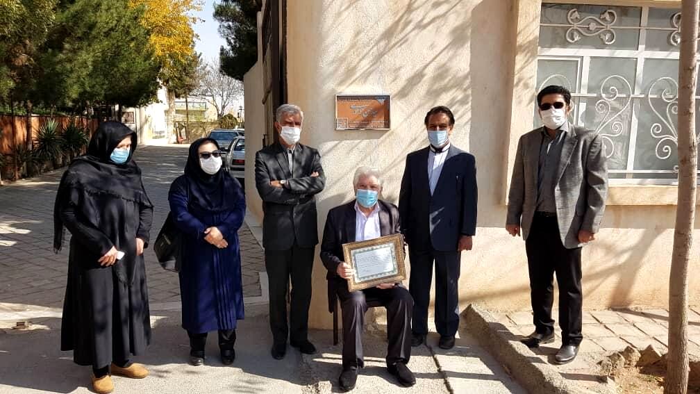 نهمین کاشی ماندگار خراسان رضوی به پیشکسوت مجموعه دار میراث فرهنگی رسید