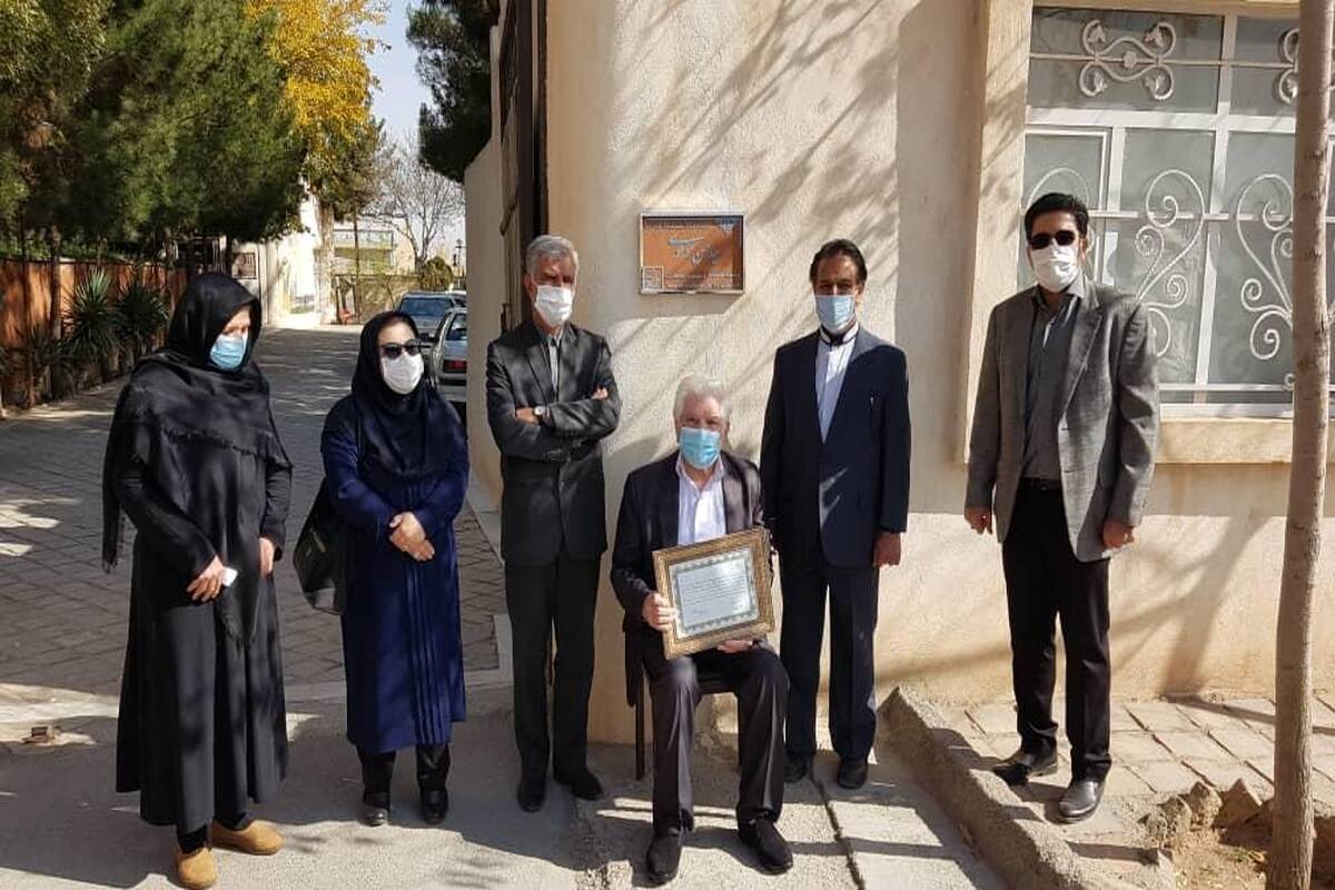 نهمین کاشی ماندگار خراسان رضوی به پیشکسوت مجموعه دار میراث فرهنگی رسید