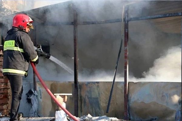 عملیات اطفاء حریق منزل مسکونی در کرمان به روایت تصویر