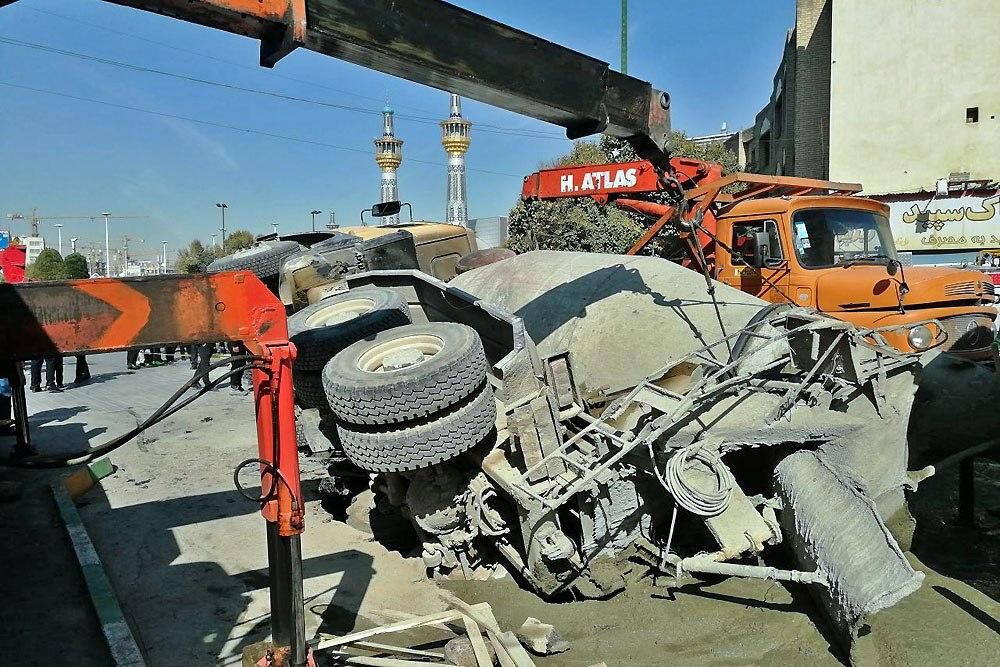 فروکش زمین و گرفتار شدن خودرو میکسر سیمان در حوالی بازار رضای مشهد