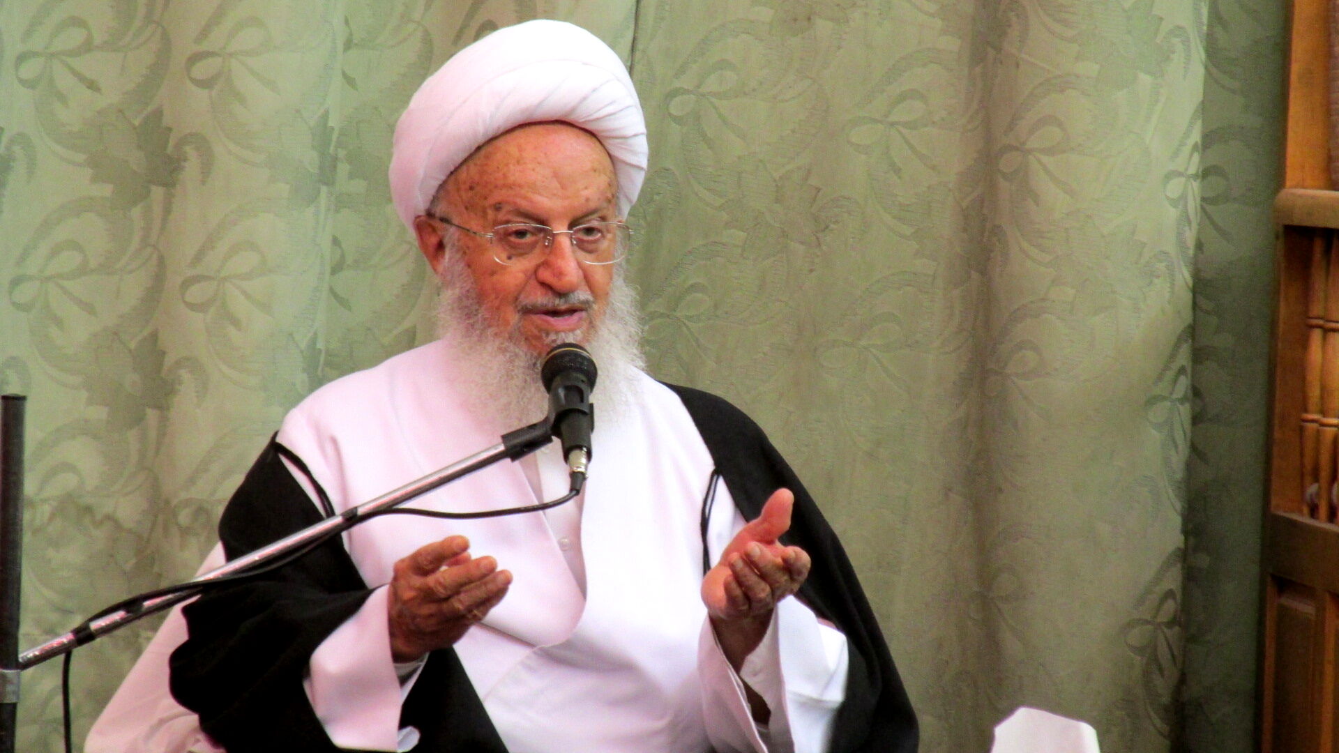 واکنش آیت‌الله مکارم‌شیرازی به موضع رئیس جمهور فرانسه