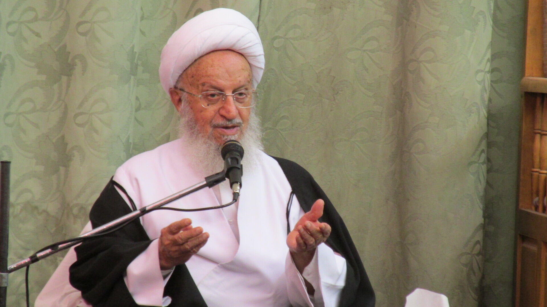 واکنش آیت‌الله مکارم‌شیرازی به موضع رئیس جمهور فرانسه