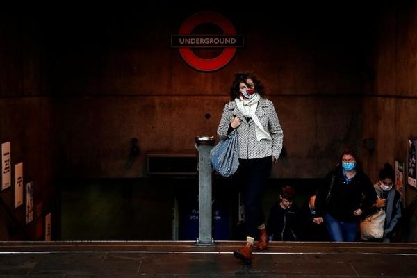 روزانه ۱۰۰ هزار نفر در بریتانیا به کرونا مبتلا می‌شوند 