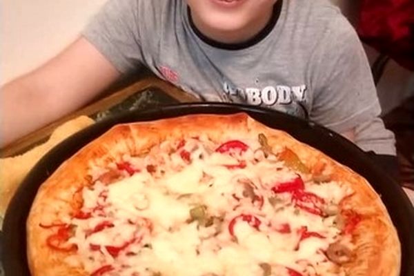 پسر بچه‌ ناشنوا، کوچکترین سرآشپز مصر شد/ عکس