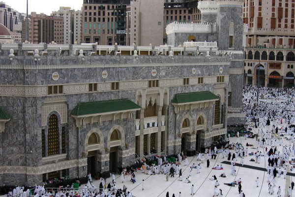 برخورد خودرو با درب مسجدالحرام در مکه/ ویدئو