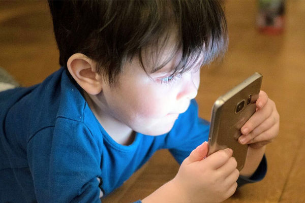 واکنش جالب کودک به صدای زنگ ناگهانی موبایل/ ویدئو