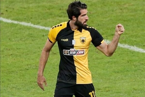 انصاری فرد بالاتر از ستاره کره‌ای تاتنهام/ عکس