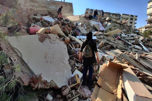 نجات دختر ۱۶ ساله از زير آوار زلزله ترکيه/ ویدئو