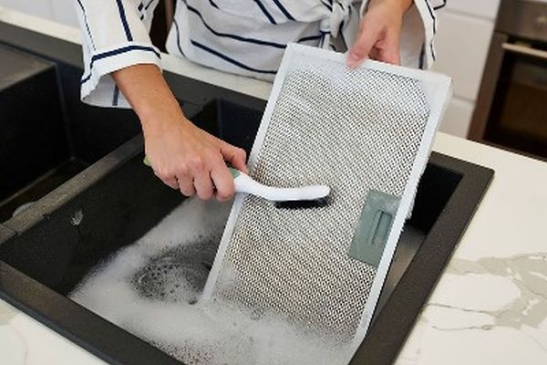 تمیز کردن هود آشپزخانه در کمترین زمان ممکن!!