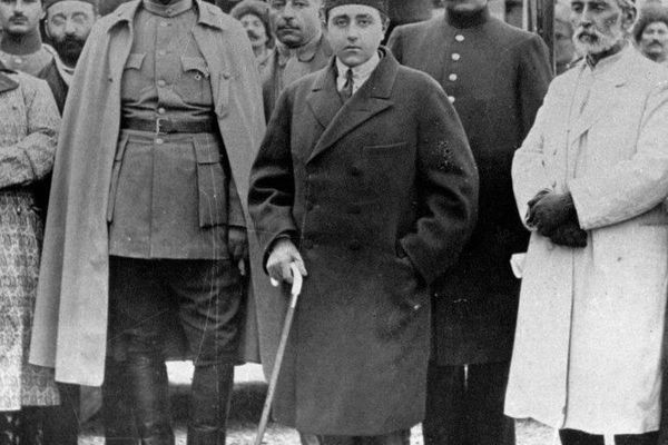 سالروز رفتن احمدشاه به فرانسه و پایان حکومت قاجار