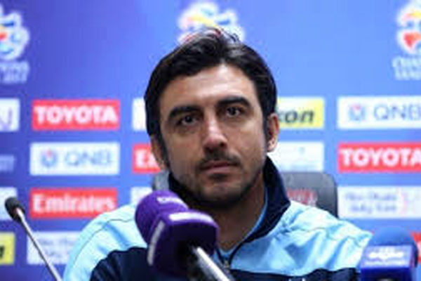 جای هواداران در ورزشگاه خالی است