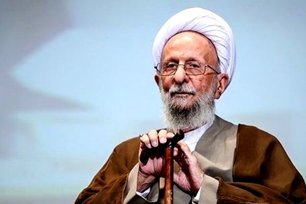 پیکر آیت الله مصباح یزدی برای طواف حرم به مشهد وارد می‌شود