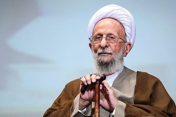 پیکر آیت الله مصباح یزدی برای طواف حرم به مشهد وارد می‌شود