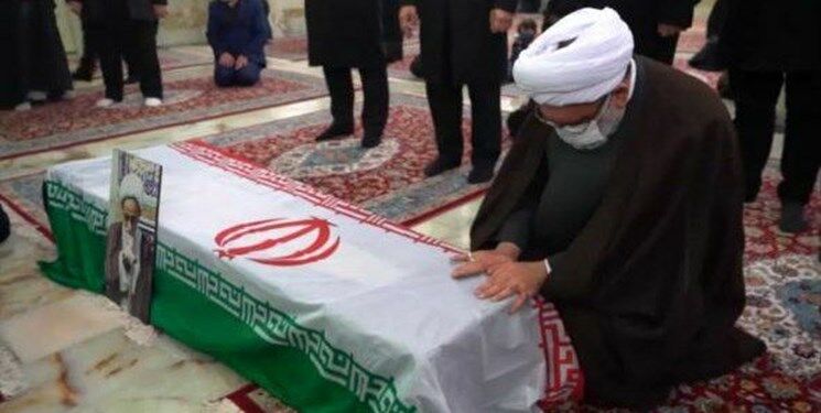 پیکر مرحوم آیت الله مصباح یزدی در حرم مطهر رضوی طواف داده شد
