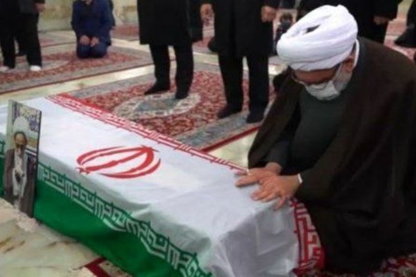 پیکر مرحوم آیت الله مصباح یزدی در حرم مطهر رضوی طواف داده شد