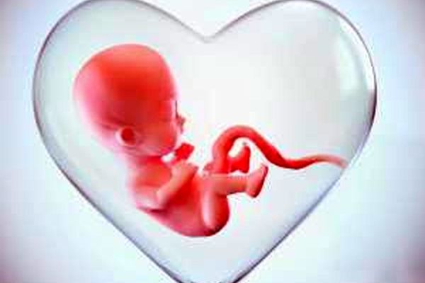 جنین 9 ماه درون رحم چه می‌کند؟