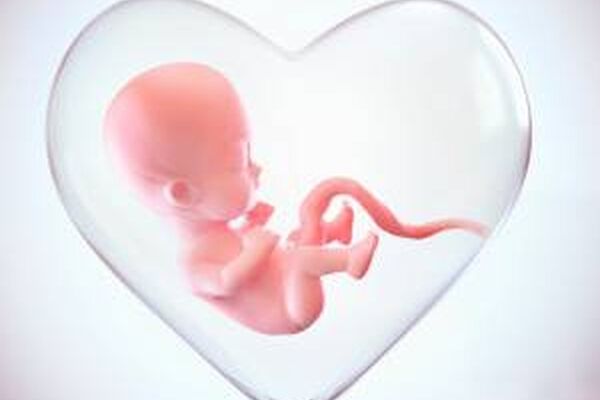جنین 9 ماه درون رحم چه می‌کند؟