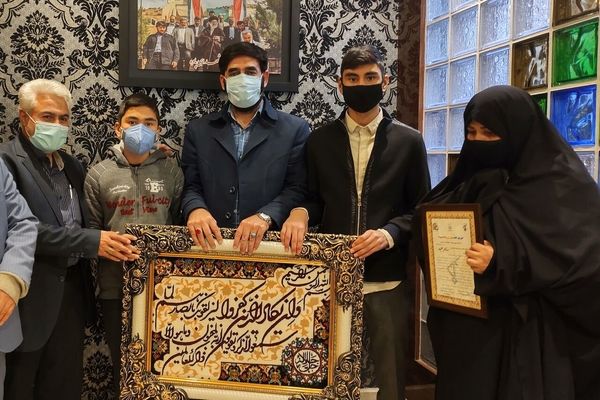 تجلیل از خانواده سه شهید مدافع حرم در مشهد