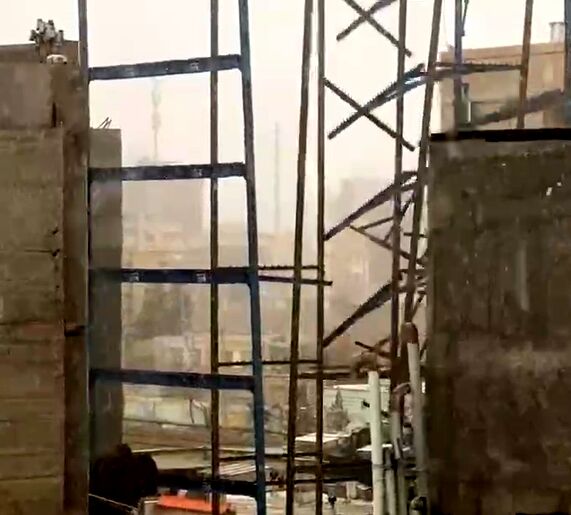 فیلم| سقوط اسکلت فلزی ساختمان بر اثر وزش شدید باد در مشهد