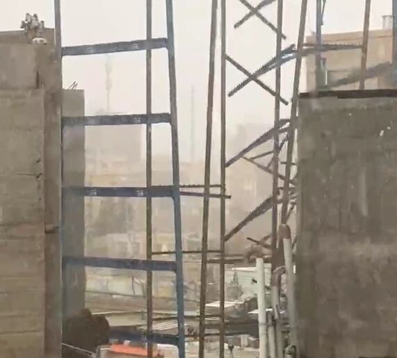 فیلم| سقوط اسکلت فلزی ساختمان بر اثر وزش شدید باد در مشهد