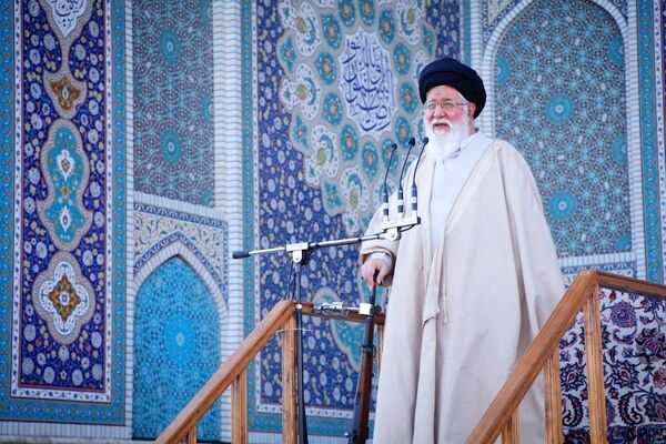 حمایت امام جمعه مشهد از قشر کارگر/ شورای عالی کار دغدغه کارگر را رفع کند