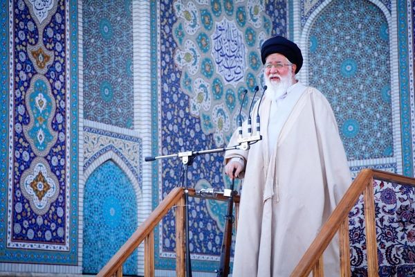 حمایت امام جمعه مشهد از قشر کارگر/ شورای عالی کار دغدغه کارگر را رفع کند