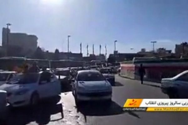 آمادگی خودروها برای آغاز حرکت نمادین یوم الله ۲۲ بهمن در مشهد