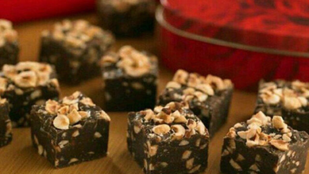 طرز تهیه شیرینی فاج فندق خوشمزه بدون نیاز به فر برای عید نوروز