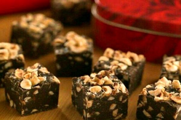 طرز تهیه شیرینی فاج فندق خوشمزه بدون نیاز به فر برای عید نوروز