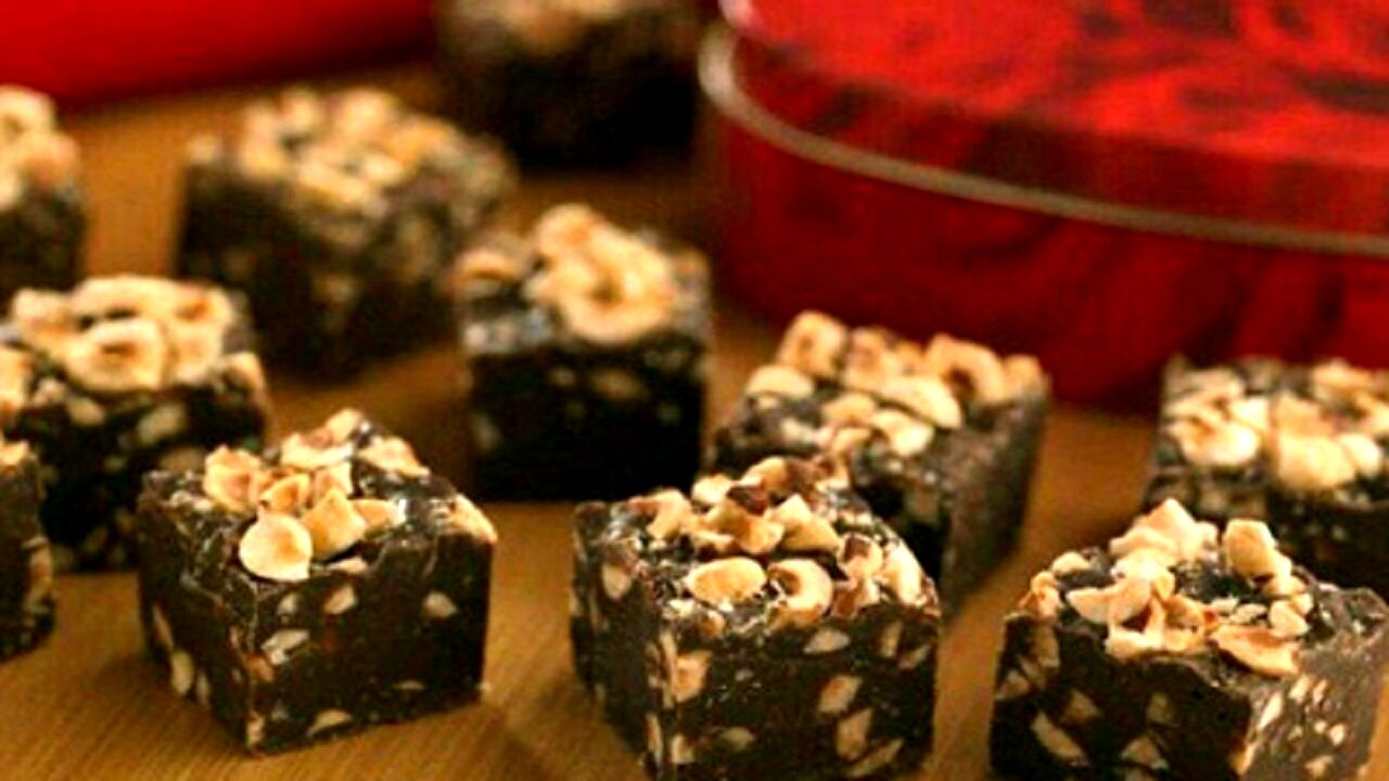 طرز تهیه شیرینی فاج فندق خوشمزه بدون نیاز به فر برای عید نوروز