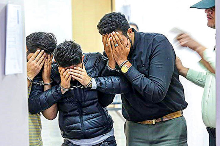 کشف راز کلاهبرداری 550 میلیون تومانی/ خرید خودرو‌های لوکس با دلار‌های تقلبی در مشهد