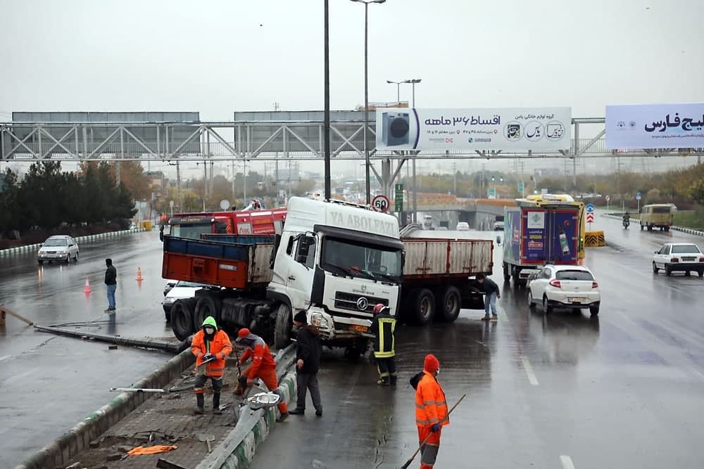 عکس| واژگونی کامیون در بزرگراه شهید کلانتری مشهد/ حوادث رانندگی ناشی از بارش نخستین باران پاییزی