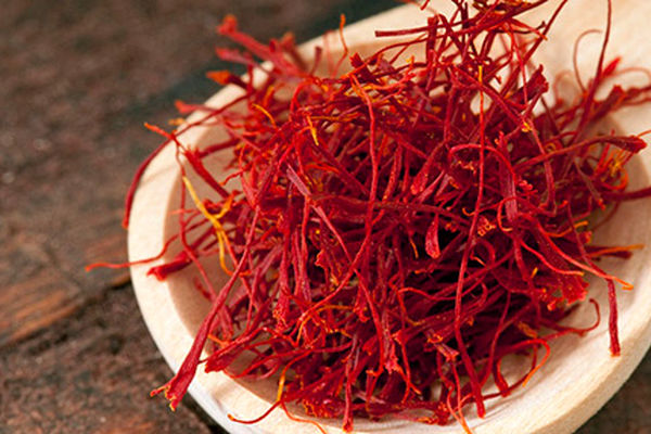 کشاورزان زعفران خود را به تدریج بفروشند