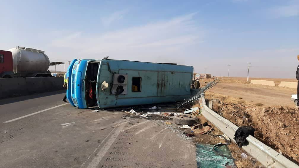 واژگونی مینی‌بوس در محور مشهد قوچان+ تصاویر