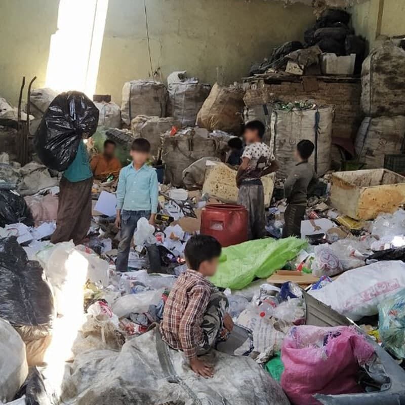 کودکان در انبار بازیافت مشغول کارند؛ عضو شورای شهر مشهد: از مدیرکل کار بپرسید!