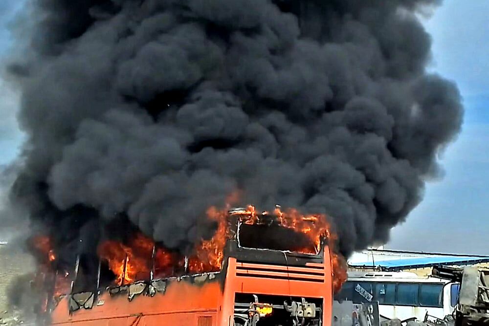 آتش‌سوزی اتوبوس اسقاطی جنوب شرق مشهد مهار شد