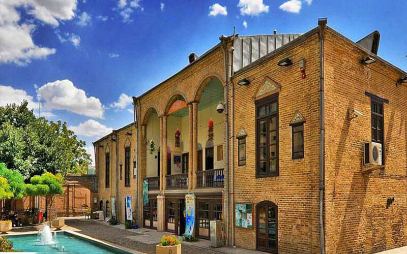 لحظاتی خوش در خانه تاریخی ملک مشهد