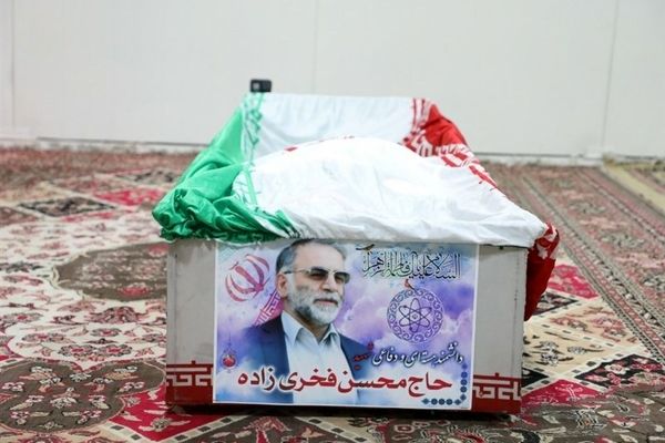 فیلم| تشییع پیکر شهید فخری زاده در حرم مطهر امام رضا(ع)