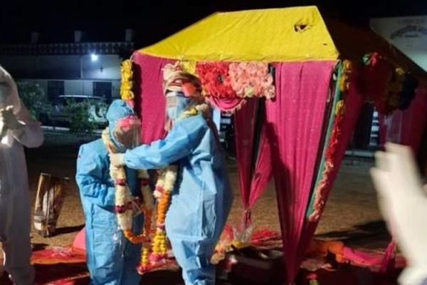 عروسی متفاوت برای زوج کرونایی!