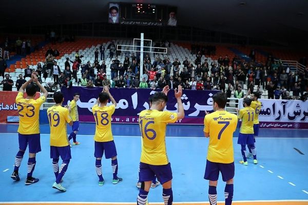 فرش‌آرا چراغ‌خاموش جلو می‌رود/ بازی دوستانه‌ نداشتیم