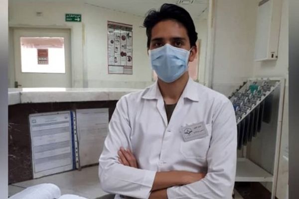 پرستار بسیجی مشغول به خدمت در منازل بیماران کرونایی حاشیه مشهد شد