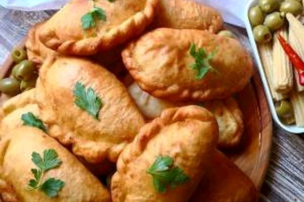طرز تهیه پیتزا پیراشکی با خمیر جادویی