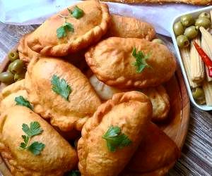 طرز تهیه پیتزا پیراشکی با خمیر جادویی