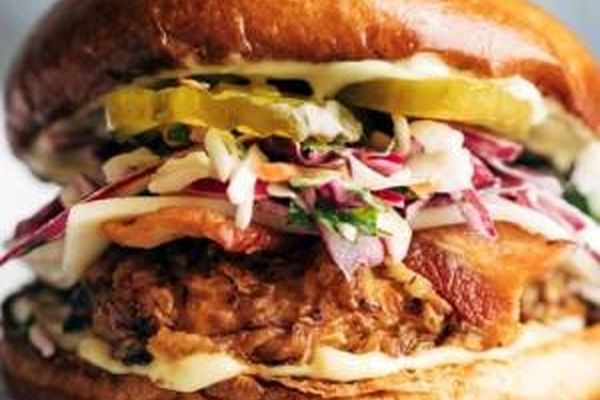 ساندویچ فیله مرغ سوخاری بسیار ساده و خوشمزه