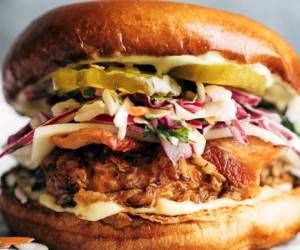 ساندویچ فیله مرغ سوخاری بسیار ساده و خوشمزه