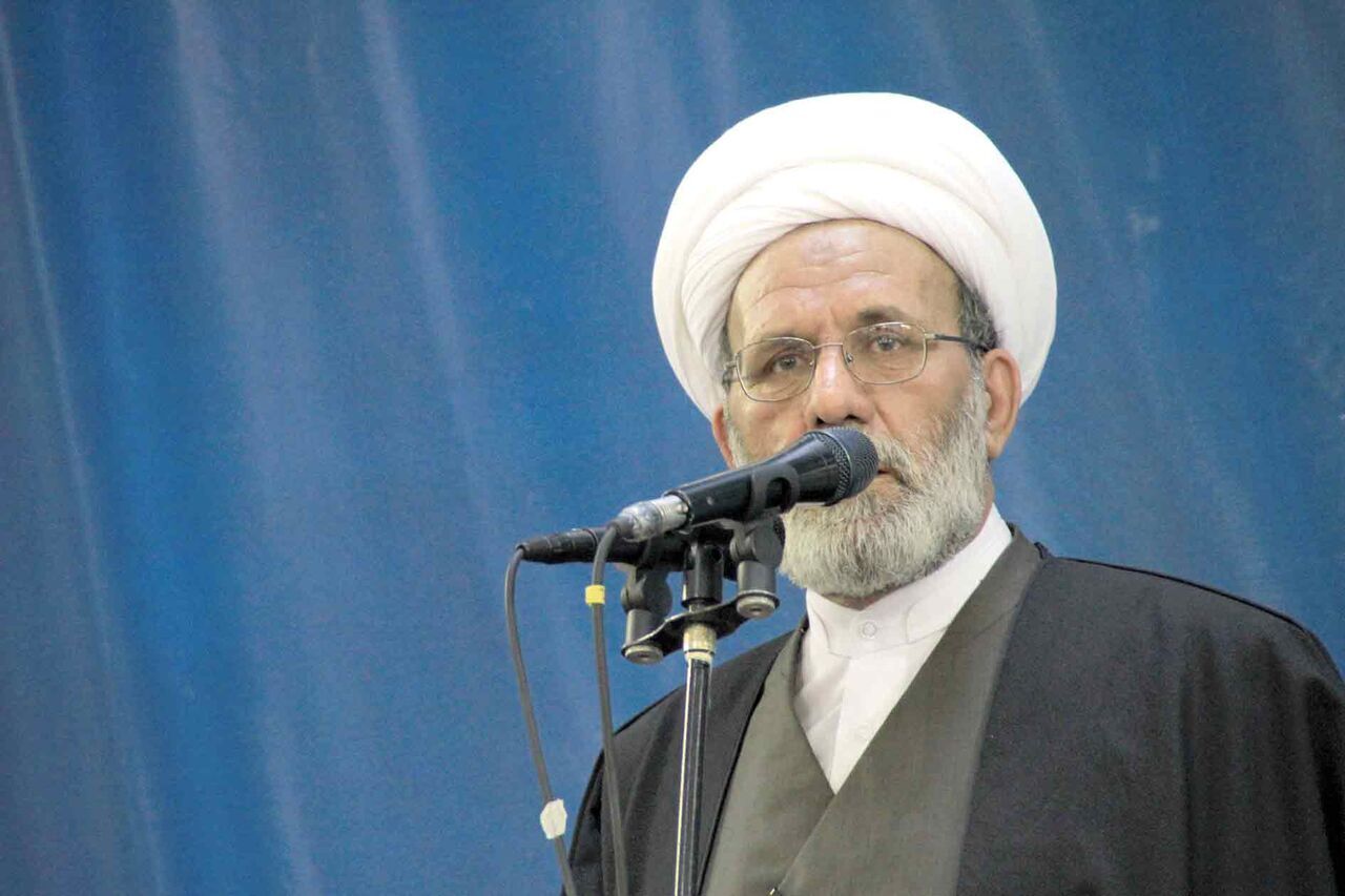 امام جمعه موقت مشهد: برخی احزاب سیاسی، باندی و به نفع امریکا کار می‌کنند