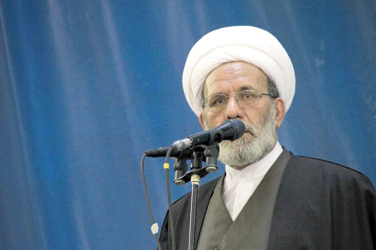 امام جمعه موقت مشهد: برخی احزاب سیاسی، باندی و به نفع امریکا کار می‌کنند