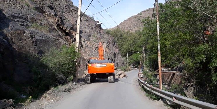 تخریب کوه در جاده زشک